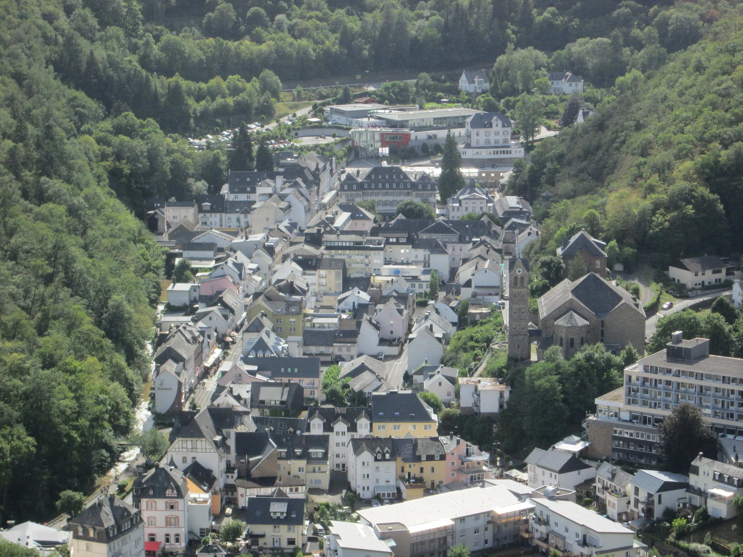 Blick von oben auf den Ortskern von Bad Bertrich im engen Üssbachtal, an beiden Hängen Wald