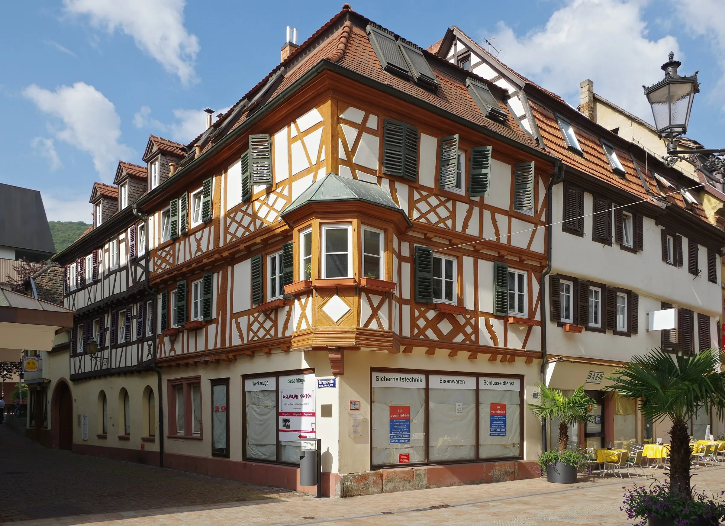 Fachwerkhaus mit geschnitztem Eckerker an der Hauptstraße in der Altstadt von Neustadt an der Weinstraße