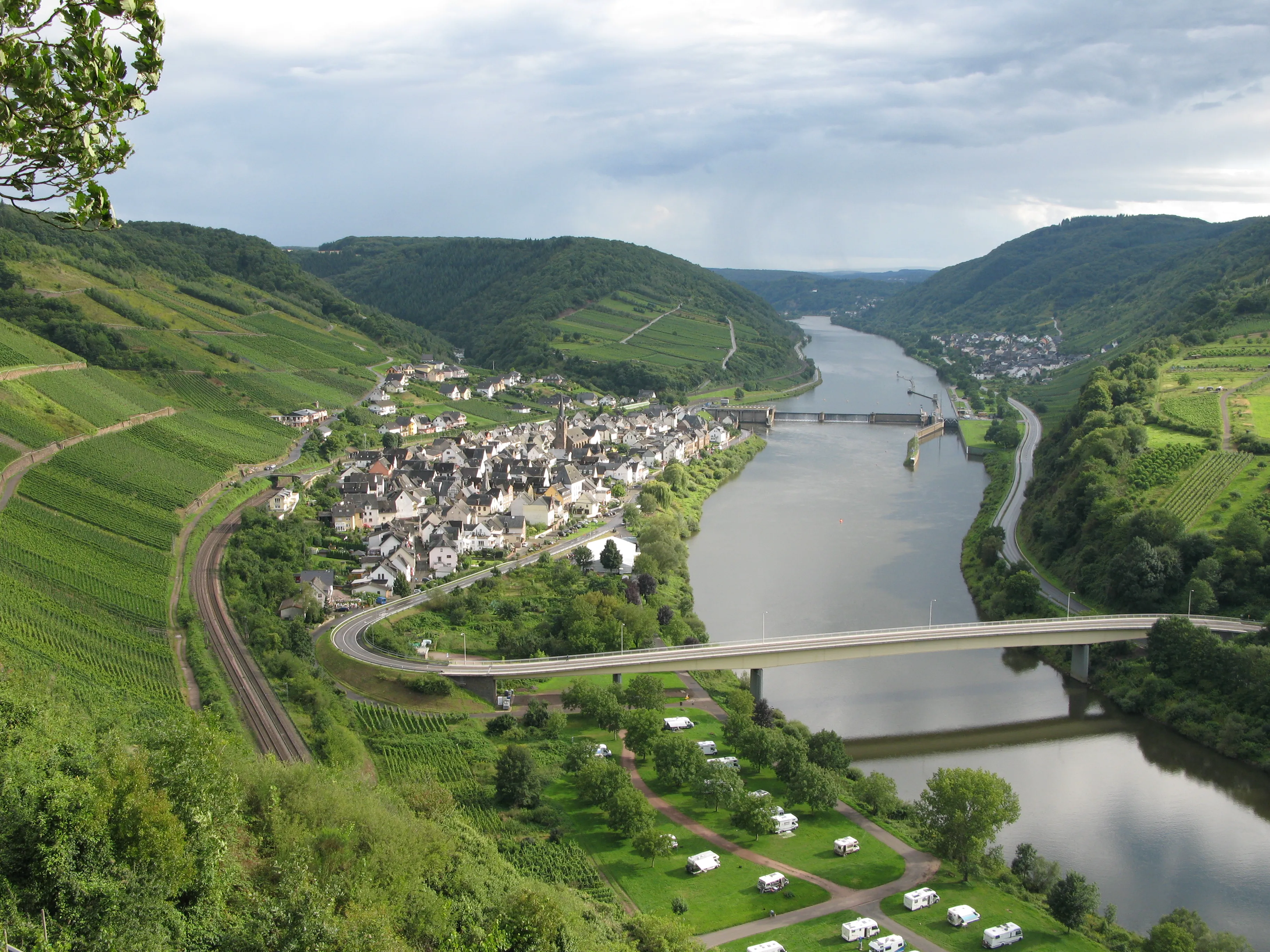 Blick vom Petersberg auf den Weinort Neef, die Moselschleife mit Staustufe und die Brücke