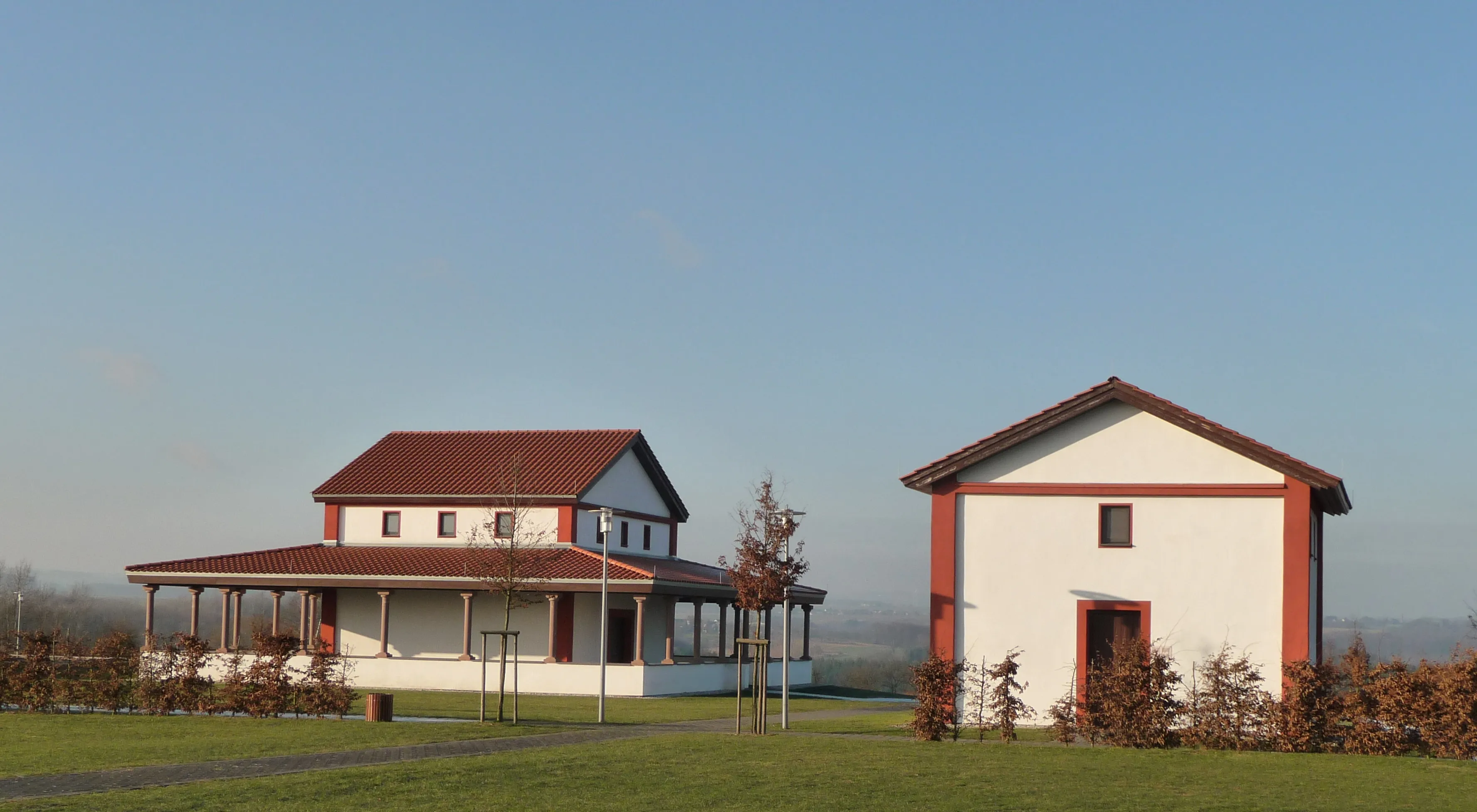 Rekonstruierter gallorömischer Umgangstempel mit Säulenhalle und rotem Ziegeldach auf dem Martberg über Pommern
