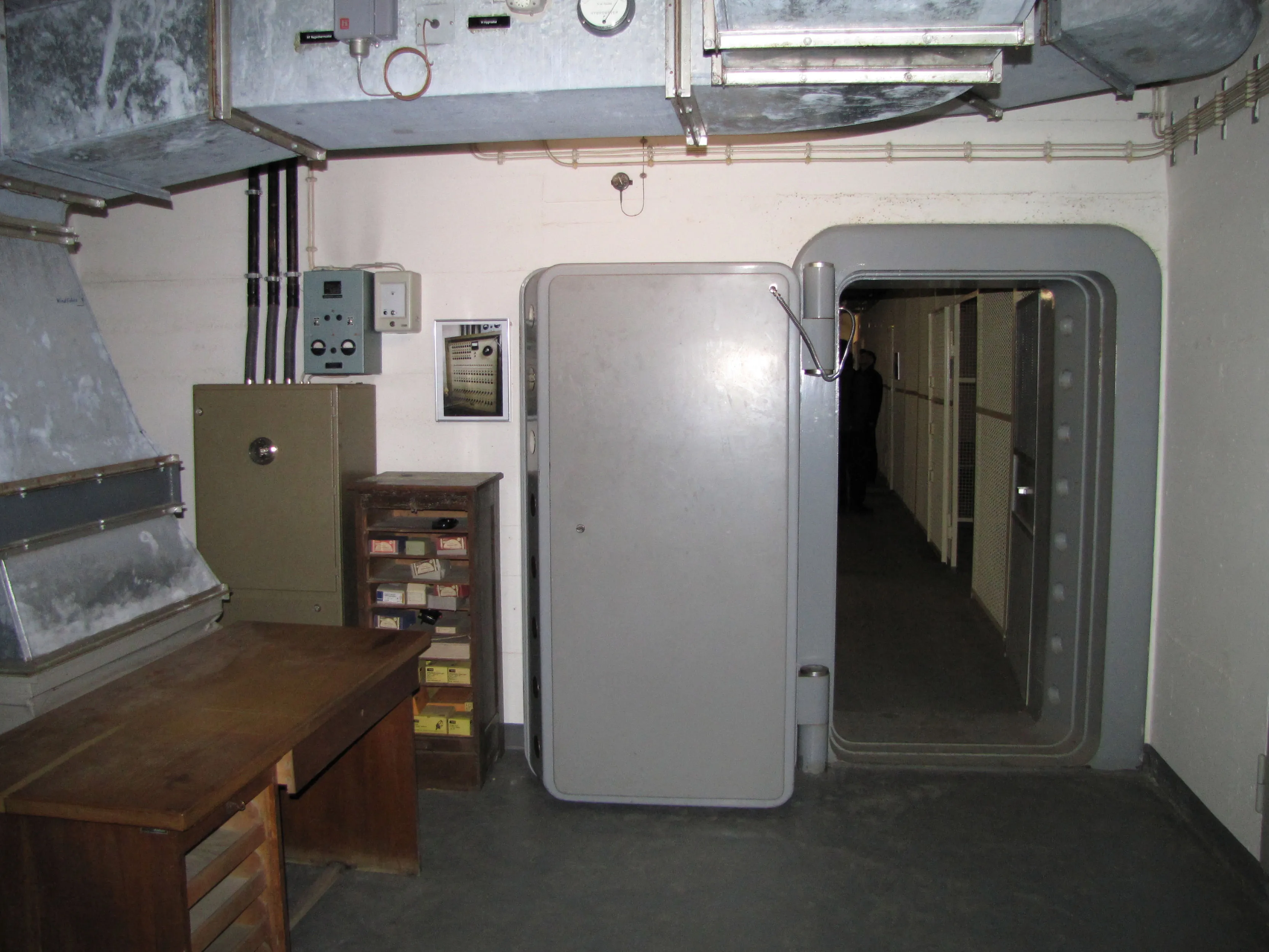 Geöffnete Stahltür zum Tresorbereich des Bundesbank-Bunkers in Cochem, dahinter ein Gang mit Gitterboxen