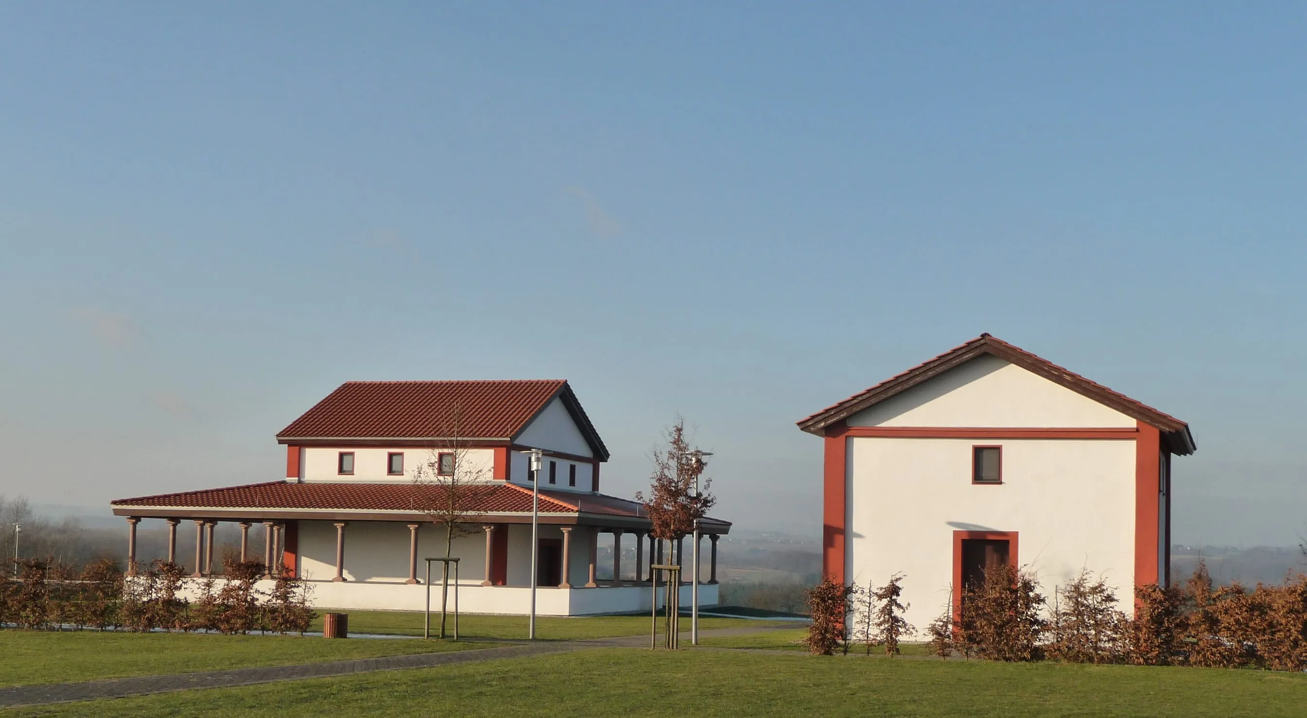 Rekonstruierter gallorömischer Umgangstempel mit Säulenhalle und rotem Ziegeldach auf dem Martberg über Pommern