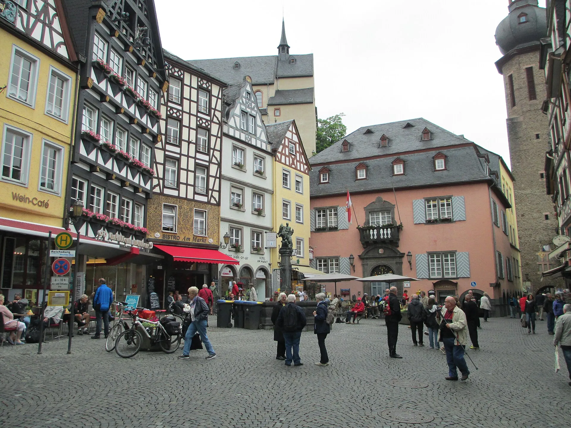 Marktplatz von Cochem mit dem historischen Rathaus und Fachwerkhäusern