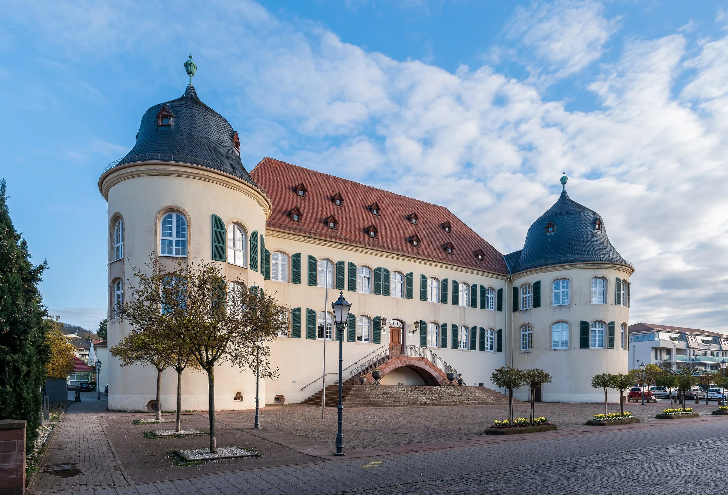 Das Schloss von Bad Bergzabern mit seinen beiden Rundtürmen und der Freitreppe am Schlossplatz