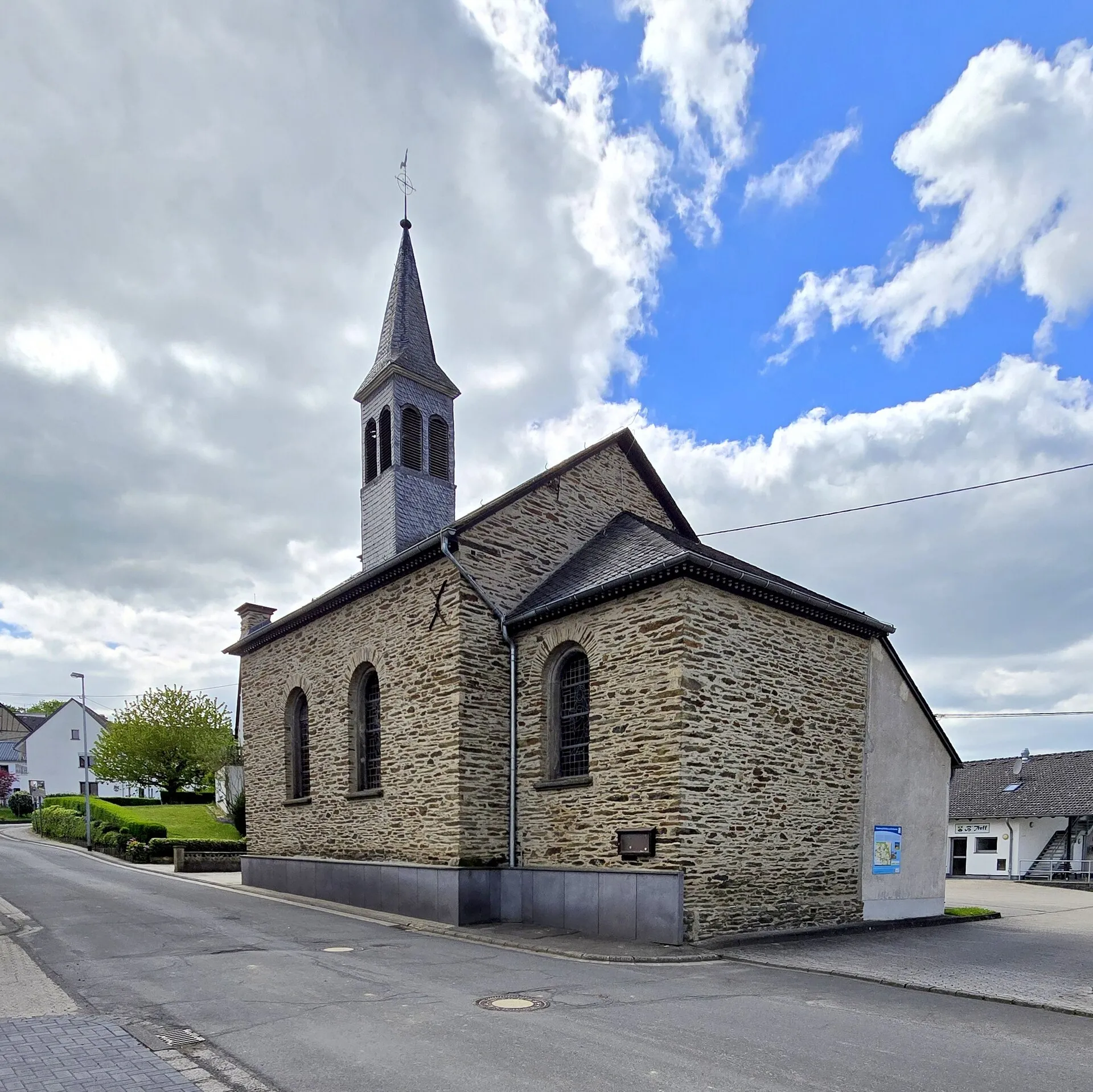 Pfarrkirche St. Lambertus in Brachtendorf, ein Bruchsteinbau mit Dachreiter, an der Straßengabelung im Ortskern