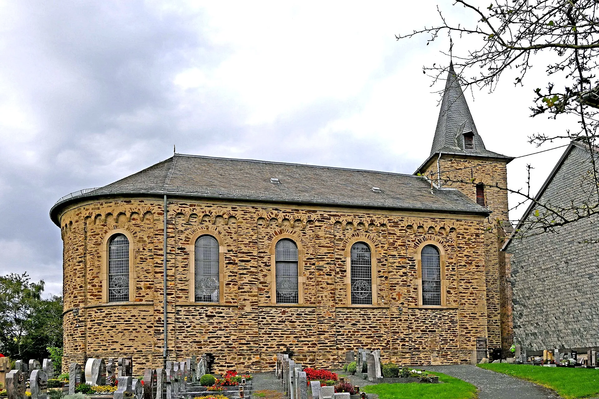 Katholische Pfarrkirche St. Martin in Gillenbeuren, Südseite, Bruchsteinbau im Rundbogenstil mit Schieferdach
