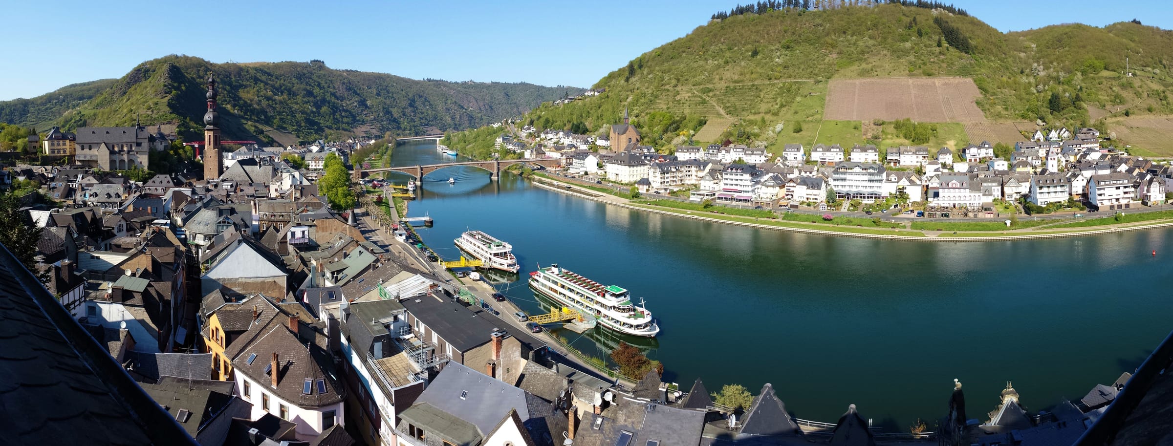 Panoramablick über die Mosel bei Cochem an einem sonnigen Tag